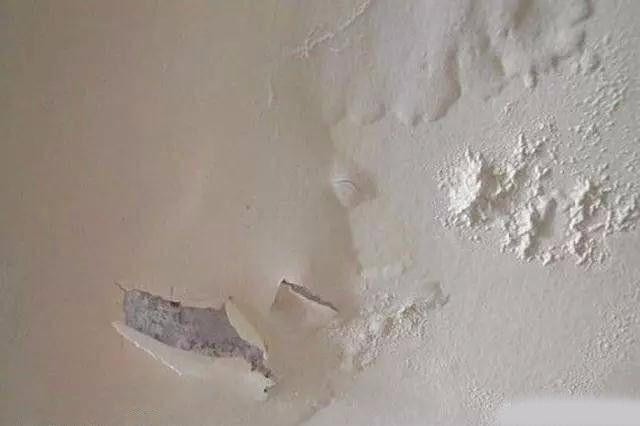 裝修是一件費(fèi)心費(fèi)力，卻又很享受的過(guò)程，看著毛坯房變成溫馨的小家，內(nèi)心的滿足感是無(wú)法代替的。為了裝修，從家裝布局設(shè)計(jì)到建材市場(chǎng)千挑萬(wàn)選，終于把房子裝成了你想要的樣子。然而，沒住多久卻發(fā)現(xiàn)乳膠漆墻面起泡，心里別提多難過(guò)。為何人人稱贊的乳膠漆會(huì)出現(xiàn)起泡問(wèn)題呢?本期，恩澤小博士和大家一起探討乳膠漆墻面起泡的原因和解決方法!